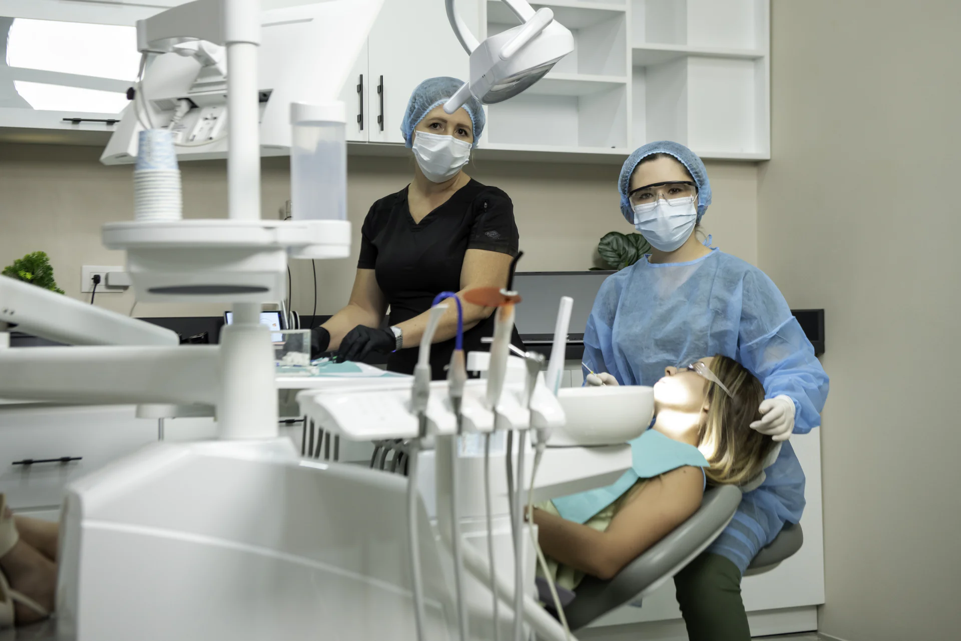Equipo de DENTIKA en el consultorio junto a una paciente