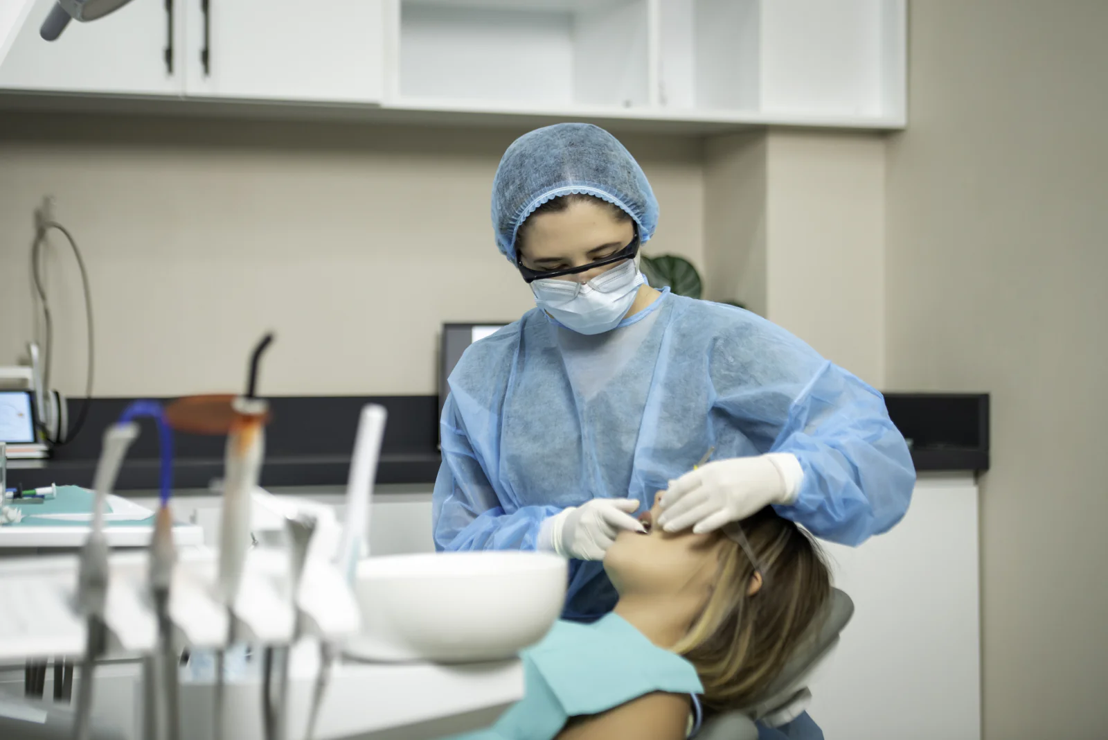 Dentista de DENTIKA brindando atención profesional a su paciente