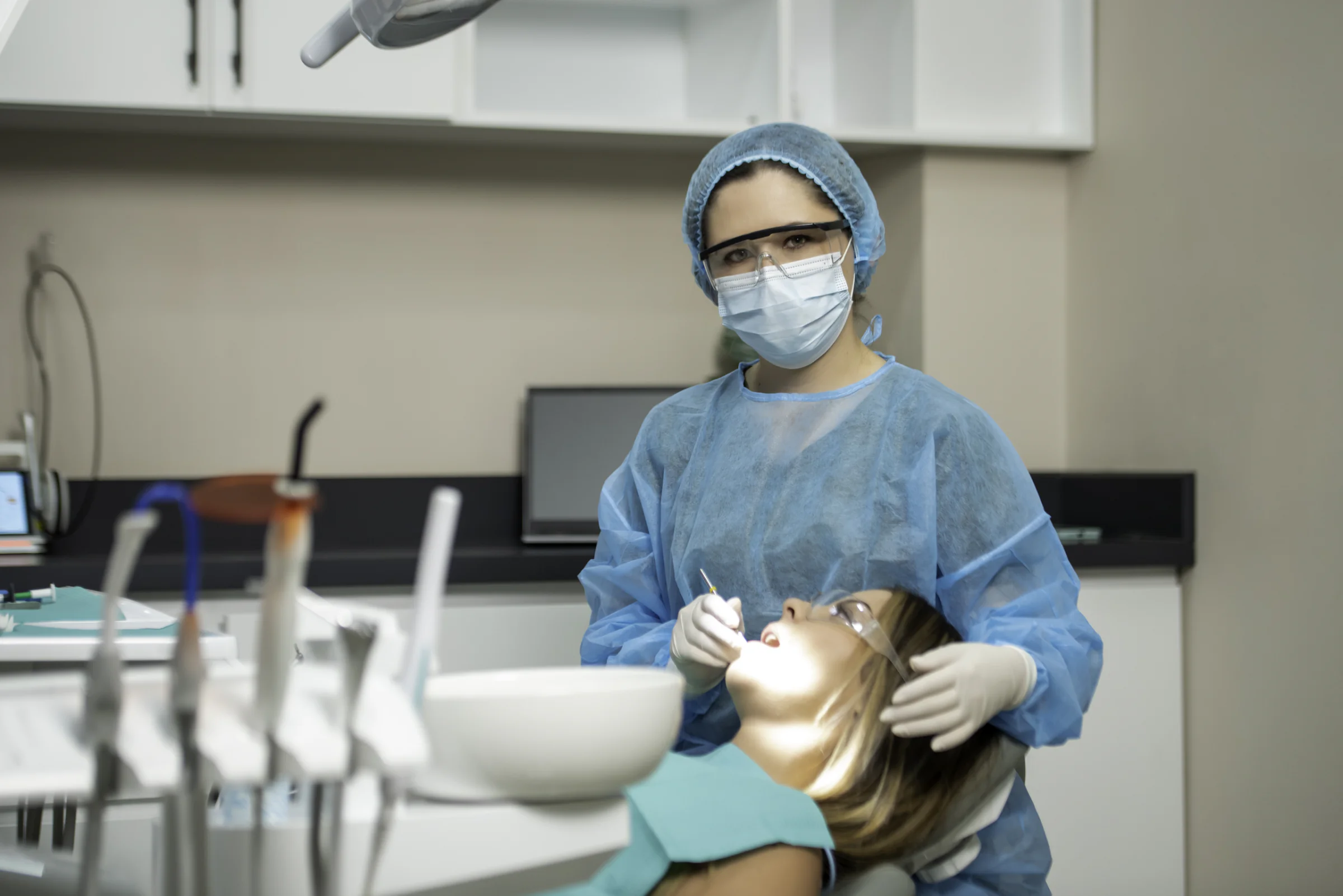 Odontóloga de DENTIKA atendiendo a una paciente con cuidado y precisión